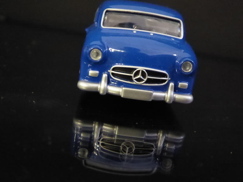 Illustration for article titled Hot Sixty 4th: Two Mercedes Blue